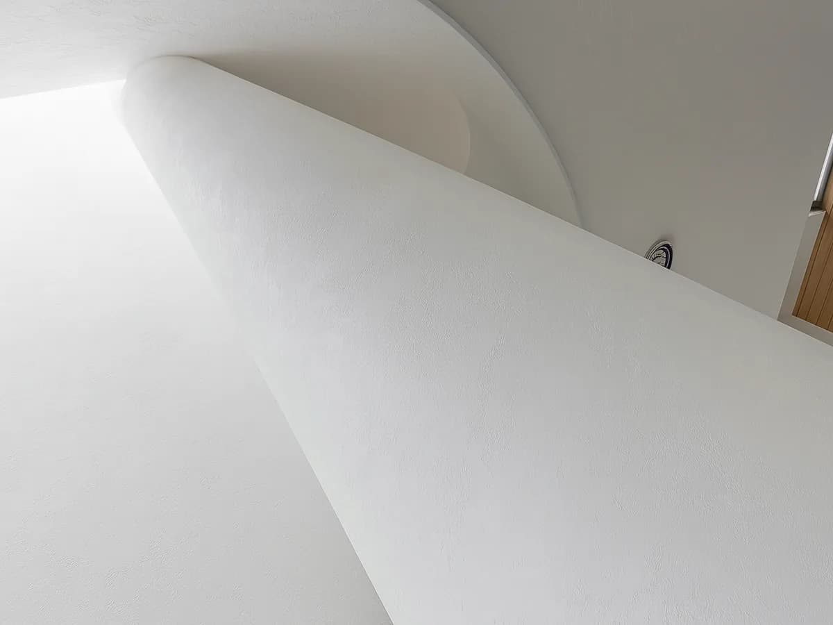 Curved wall with a hand-applied decorative finish