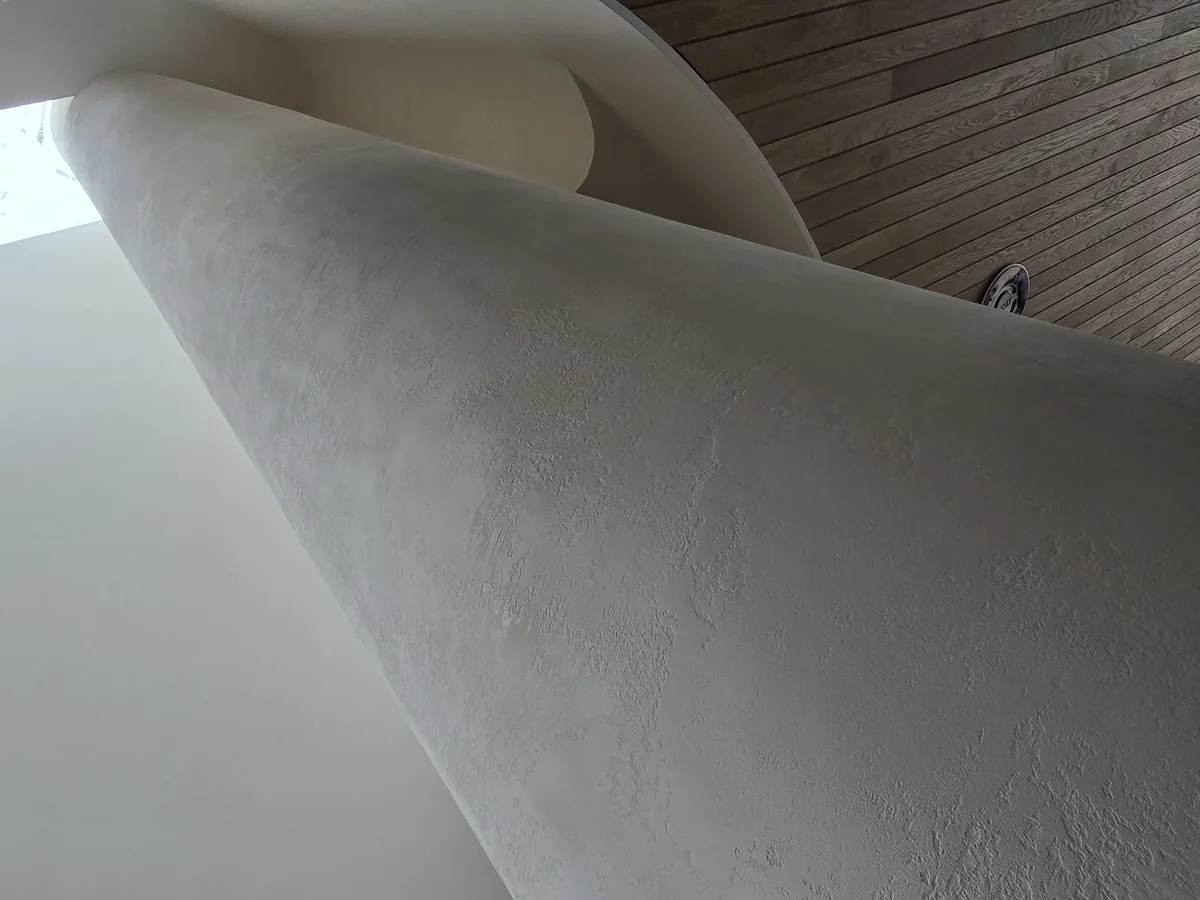 Hand-applied microcement on a curved interior wall